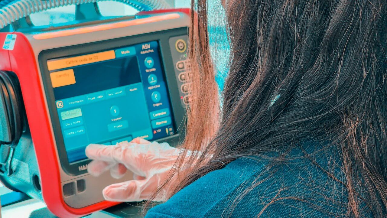 Técnica trabajando con un equipo de calibración biomédica